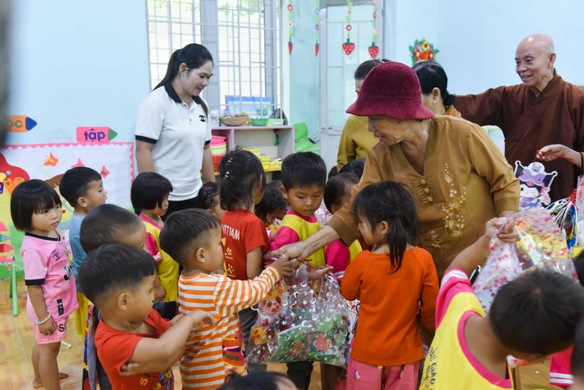 Ban Từ thiện: Tặng quà Trung Thu cho các em học sinh ở Đắk Som, Đăk Nông